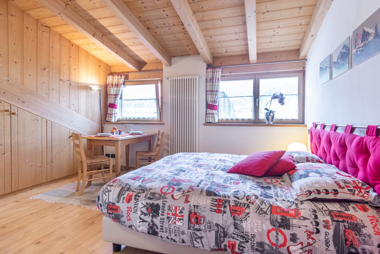 Mansarda Loft 3: zona notte con soffitto in legno
